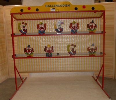 Bal gooien kraam Clowns