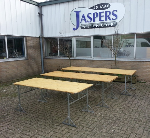 Tafel 300 x 80 cm met schragen (LET OP : NIET GESCHIKT OM AAN TE DINEREN)